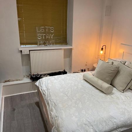 Central Private Double Bedroom In A 2Bedroom Apartment, Connected Via Underground, Overground And Many Bus Routes Лондон Екстериор снимка