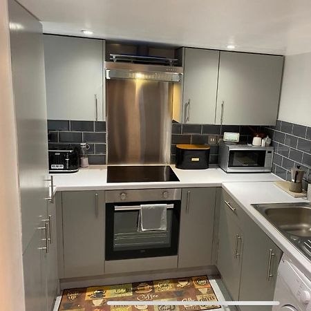Central Private Double Bedroom In A 2Bedroom Apartment, Connected Via Underground, Overground And Many Bus Routes Лондон Екстериор снимка