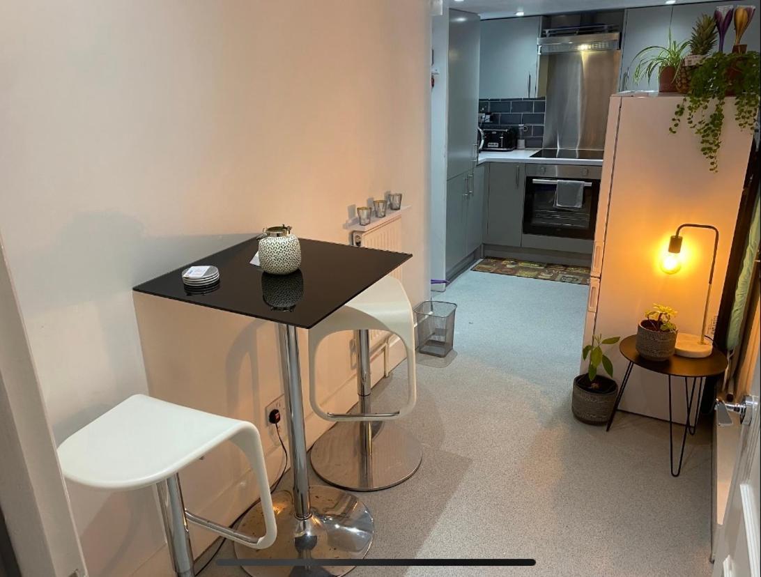 Central Private Double Bedroom In A 2Bedroom Apartment, Connected Via Underground, Overground And Many Bus Routes Лондон Екстериор снимка