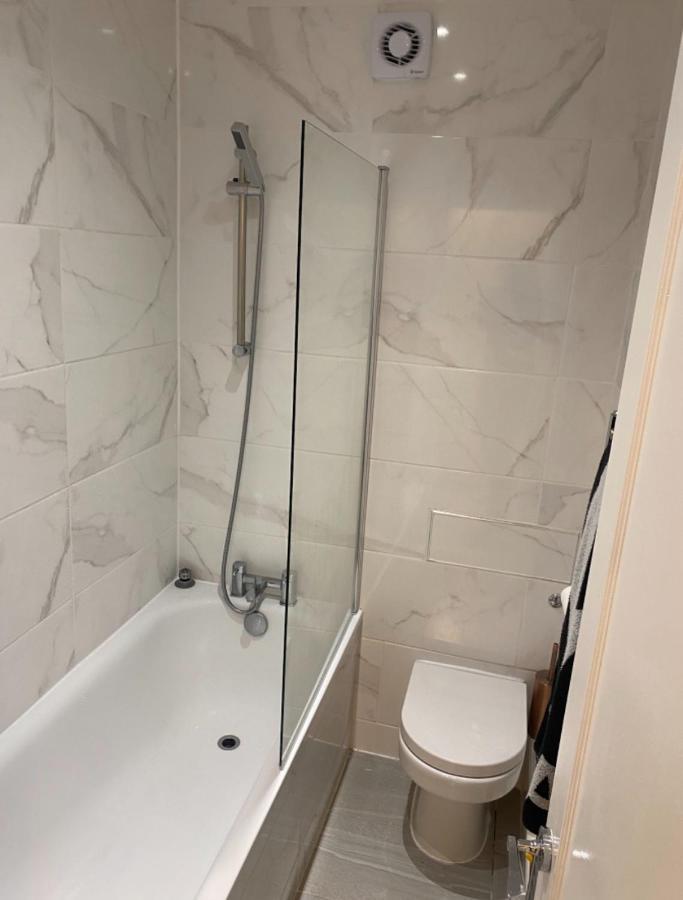 Central Private Double Bedroom In A 2Bedroom Apartment, Connected Via Underground, Overground And Many Bus Routes Лондон Екстериор снимка