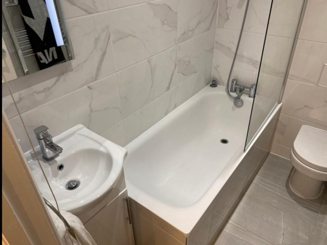 Central Private Double Bedroom In A 2Bedroom Apartment, Connected Via Underground, Overground And Many Bus Routes Лондон Екстериор снимка